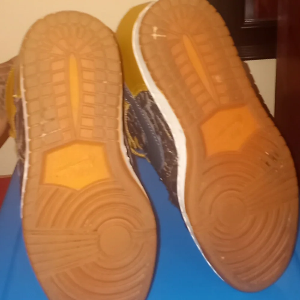 Nikes - Picture 6 of 6